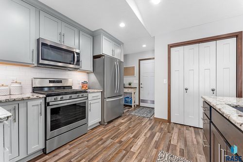 2710 E Sunburst Dr, Brandon, SD, 57005-6715 | Card Image