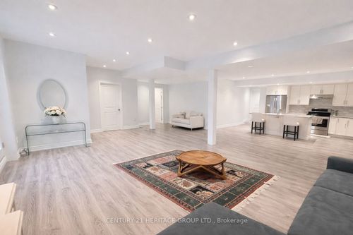 17 La Quinta Lane, Newmarket, ON, L3Y0E2 | Card Image