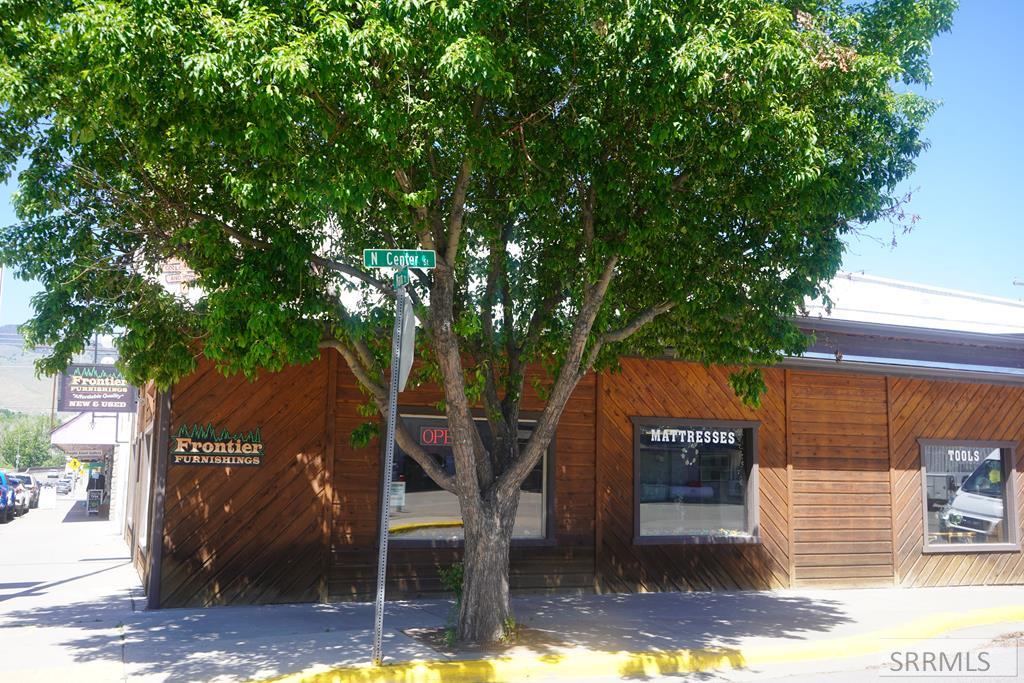 Commercial Sale in Salmon