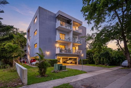 645 Ne 121st St, North Miami, FL, 33161-5581 | Card Image