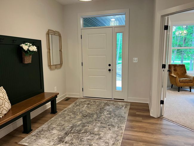 Large inviting Entryway | Image 16
