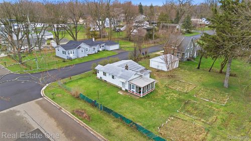 18318 Deering St, Livonia, MI, 48152-3708 | Card Image