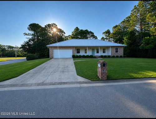 560 Royal Oak Dr, Pass Christian, MS, 39571-2509 | Card Image