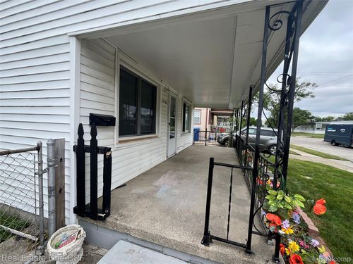 7020 Studebaker Ave, Warren, MI, 48091-3035 | Card Image