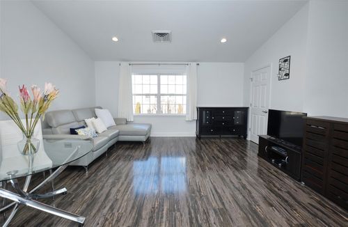 812 Willow Ln, Valley Stream, NY, 11580-7026 | Card Image