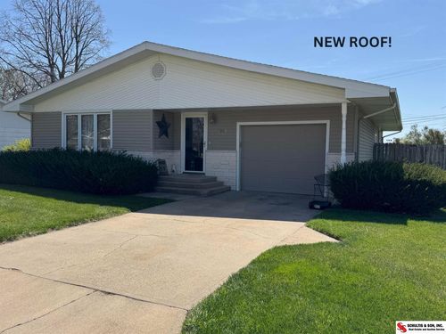 915 Circle Dr, Fairbury, NE, 68352-1225 | Card Image