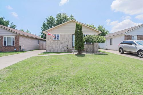 19778 E 14 Mile Rd, Roseville, MI, 48066-1165 | Card Image