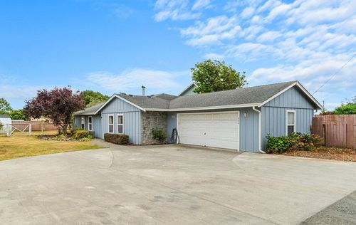 884 Mary Ln, McKinleyville, CA, 95519-3822 | Card Image