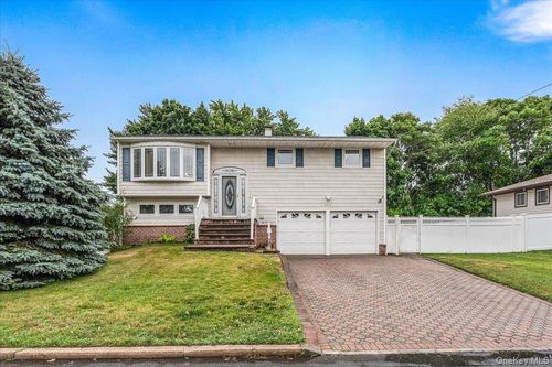 194 Missouri Ave, Bay Shore, NY, 11706-4536 | Card Image