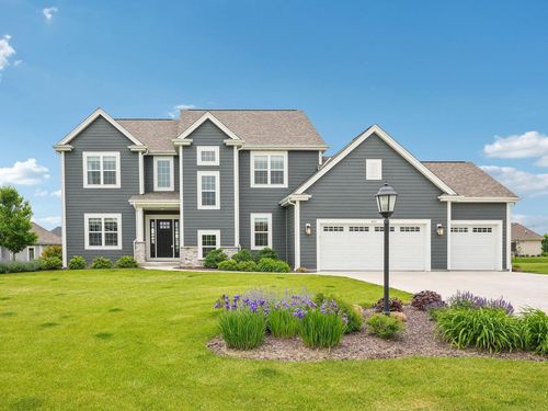 8975 W Eagle Court, Mequon, WI, 53097 | Card Image