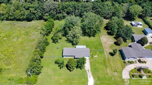8945 Glendale Cir, Manhattan, KS, 66502-8935 | Card Image