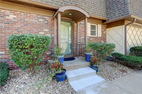7615 Johnson Dr, Overland Park, KS, 66202-2201 | Card Image
