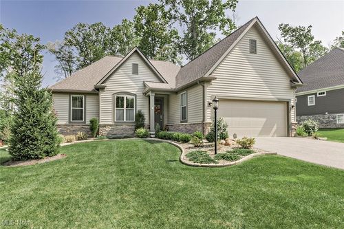 8086 Canyon Rdg, Chagrin Falls, OH, 44023-2158 | Card Image