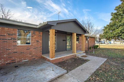 107 W Quapaw St, Lindsay, OK, 73052-7223 | Card Image