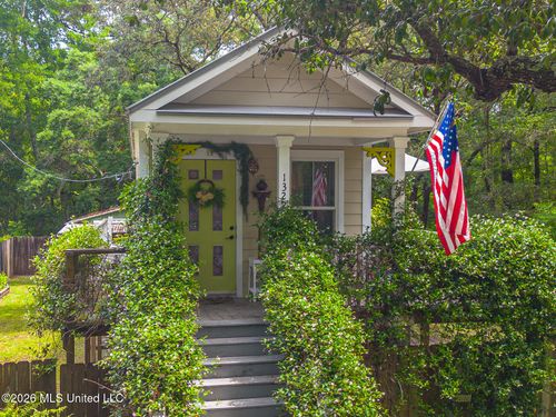 1322 Spruce St, Ocean Springs, MS, 39564-9017 | Card Image