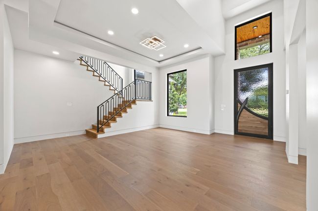 Entry and dining area | Image 4