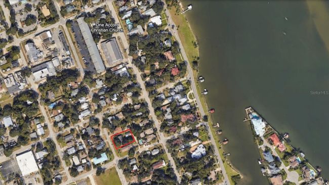 Aerial view of 909 Live Oak St (2 50 x 150 lots outlined) | Image 2