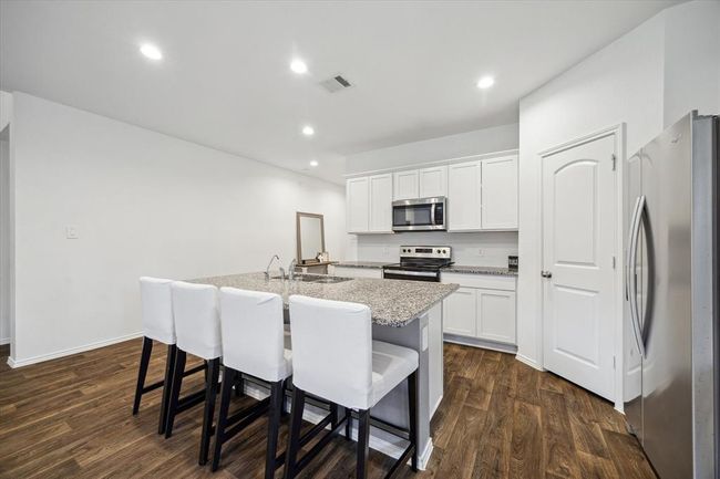922 Forest Vw, House other with 5 bedrooms, 3 bathrooms and 3 parking in New Caney TX | Image 5