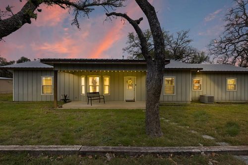 1811 N Llano St, Fredericksburg, TX, 78624-2916 | Card Image
