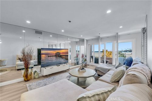 1 3rd Pl, Long Beach, CA, 90802-5670 | Card Image
