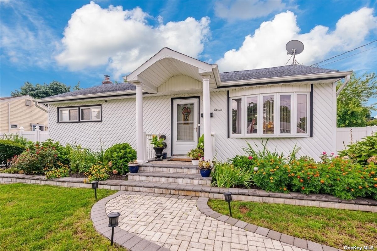 Floral Dr, Amityville, NY 11701