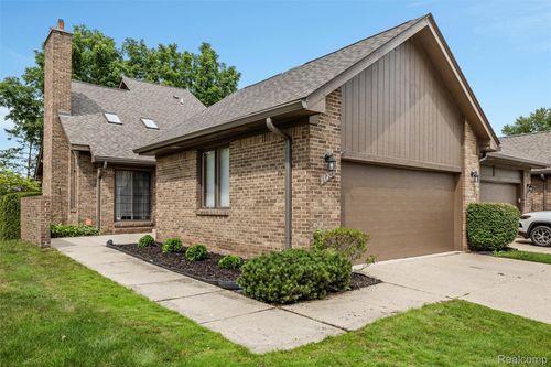 16281 Pine Ridge Dr N, Fraser, MI, 48026-5005 | Card Image