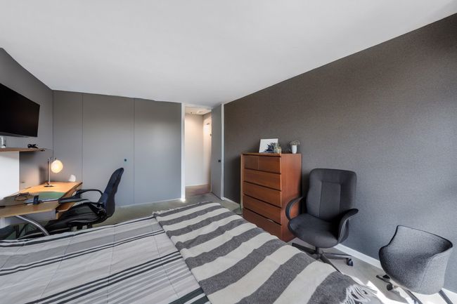 Bedroom with grey paint. | Image 12