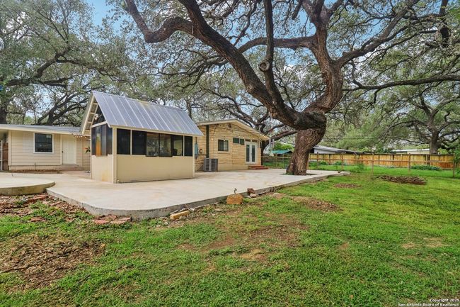 503 Mockingbird Ln, House other with 3 bedrooms, 2 bathrooms and null parking in Devine TX | Image 32