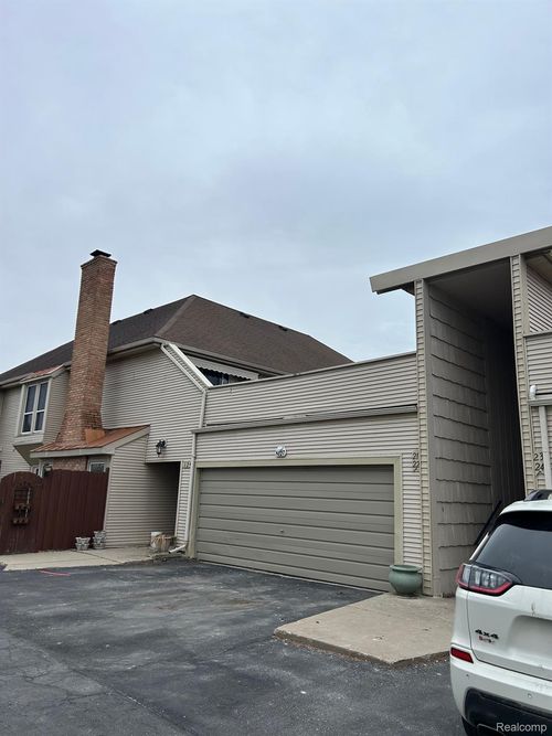 apt-21-8127 Colony Dr, Grosse Ile, MI, 48138-1727 | Card Image