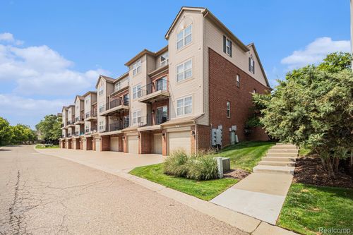 48-39459 Springwater Dr, Northville, MI, 48168-3962 | Card Image