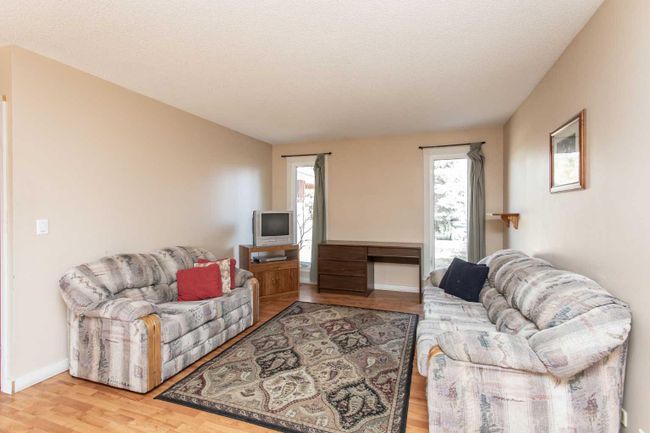 5339 51 Avenue, Home with 3 bedrooms, 2 bathrooms and 6 parking in Lacombe AB | Image 3