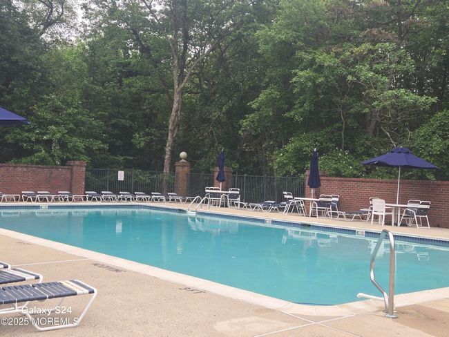 Large lovely community pool | Image 31