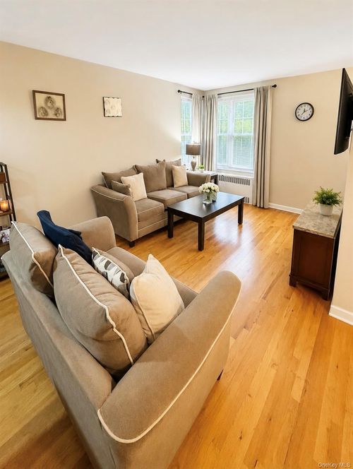 1m-194 Smith St, Freeport, NY, 11520-4312 | Card Image