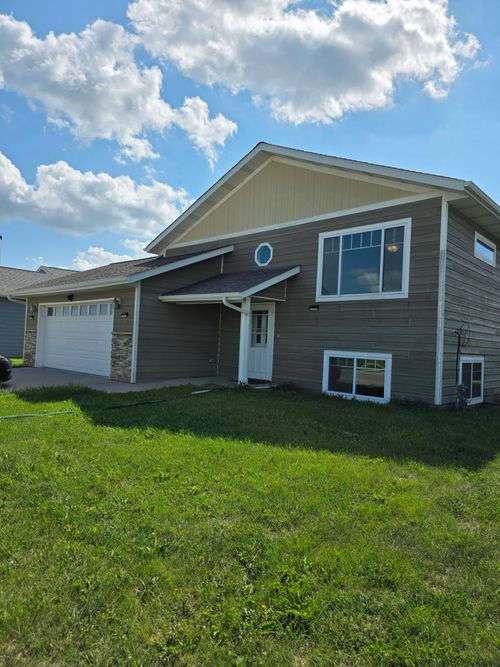 1719 Grand Ave, Worthington, MN, 56187-1899 | Card Image