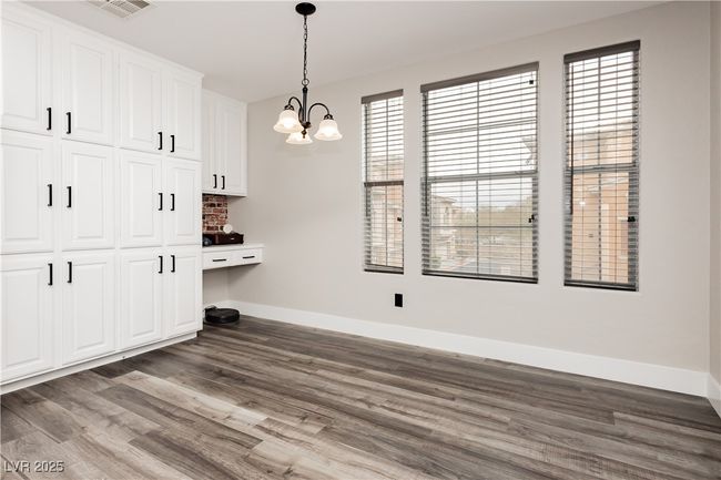 Dining area in the kitchen | Image 12