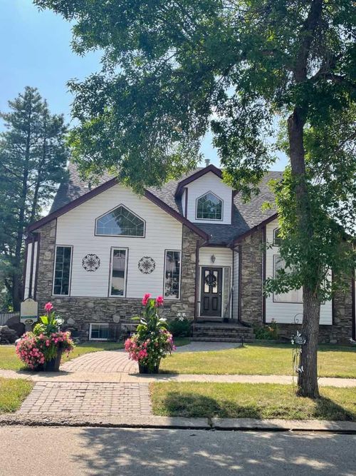 917 6 Ave, Wainwright, AB, T9W1C7 | Card Image
