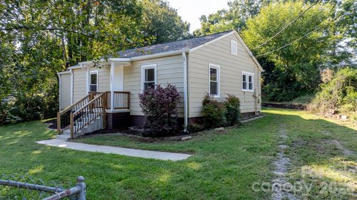 3221 1st Avenue Dr Se, Conover, NC, 28613-8225 | Card Image