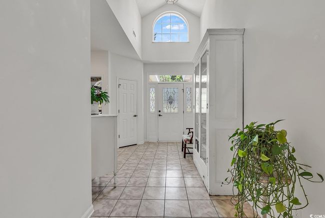Foyer with high vaulted ceiling | Image 4
