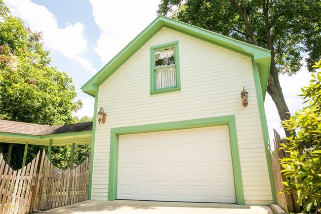 Garage with driveway | Image 20