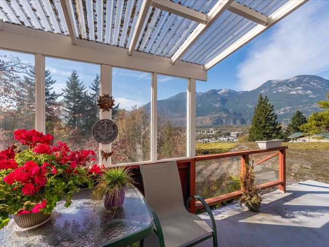 38255 Vista Crescent, House other with 4 bedrooms, 2 bathrooms and 6 parking in Squamish BC | Image 8