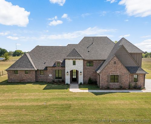 2484 Crosscreek Dr, Oologah, OK, 74053-4302 | Card Image