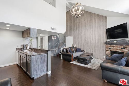 209-15946 Vanowen St, Van Nuys, CA, 91406-4497 | Card Image