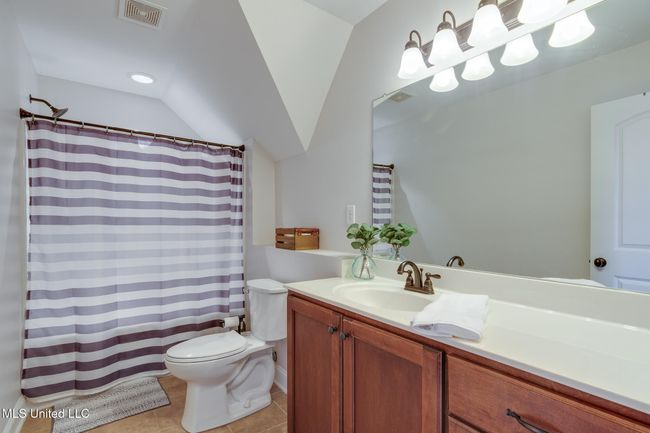 upstairs bath | Image 31