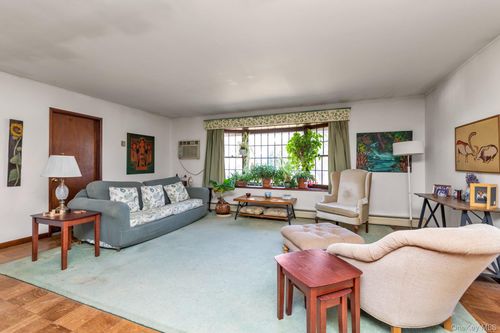 25 March Ln, Westbury, NY, 11590-6301 | Card Image