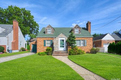 526 S 14th Street, House other with 4 bedrooms, 1 bathrooms and null parking in New Hyde Park NY | Image 1