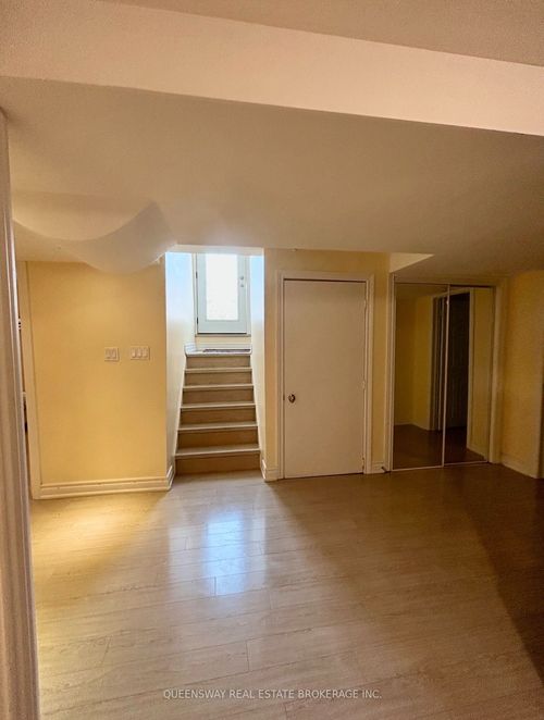 2-23 Robert Attersley Dr E, Whitby, ON, L1R3E3 | Card Image