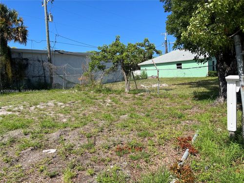535 Lilac Ct, West Palm Beach, FL, 33407-6420 | Card Image
