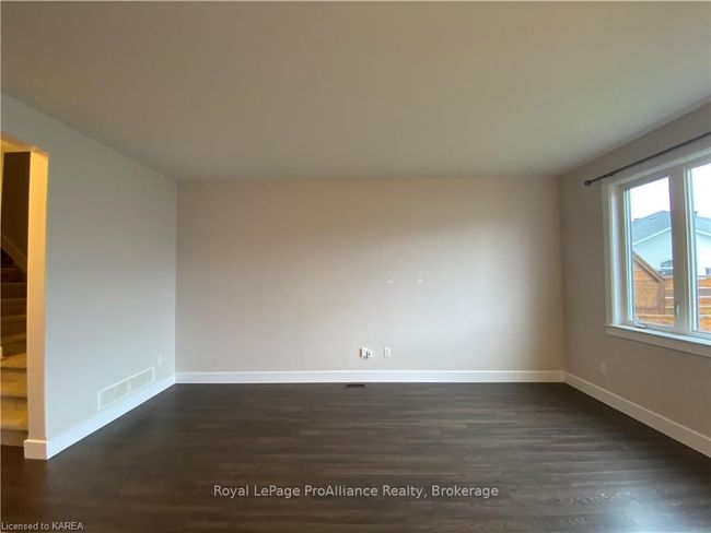 201 Pratt Dr, House attached with 3 bedrooms, 2 bathrooms and 3 parking in Amherstview ON | Image 11