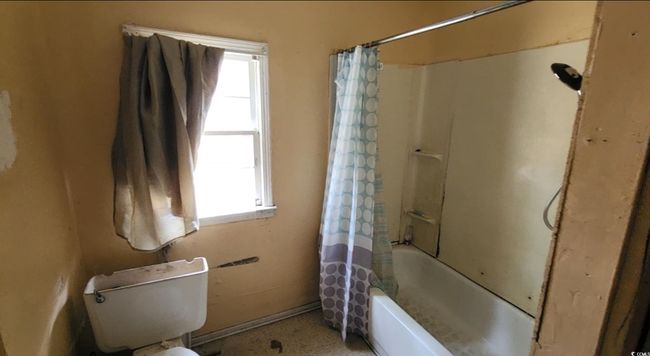 Full bath with healthy amount of natural light, toilet, and shower / tub combo with curtain | Image 12