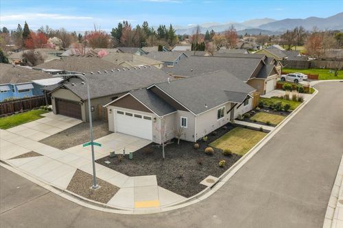 305 Moody Ln, Medford, OR, 97501-3896 | Card Image